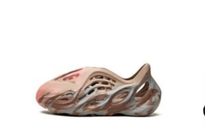 Adidas Yeezy Foam Runner “MX Clay Taupe” – Earth-Tone Comfort Slip-On